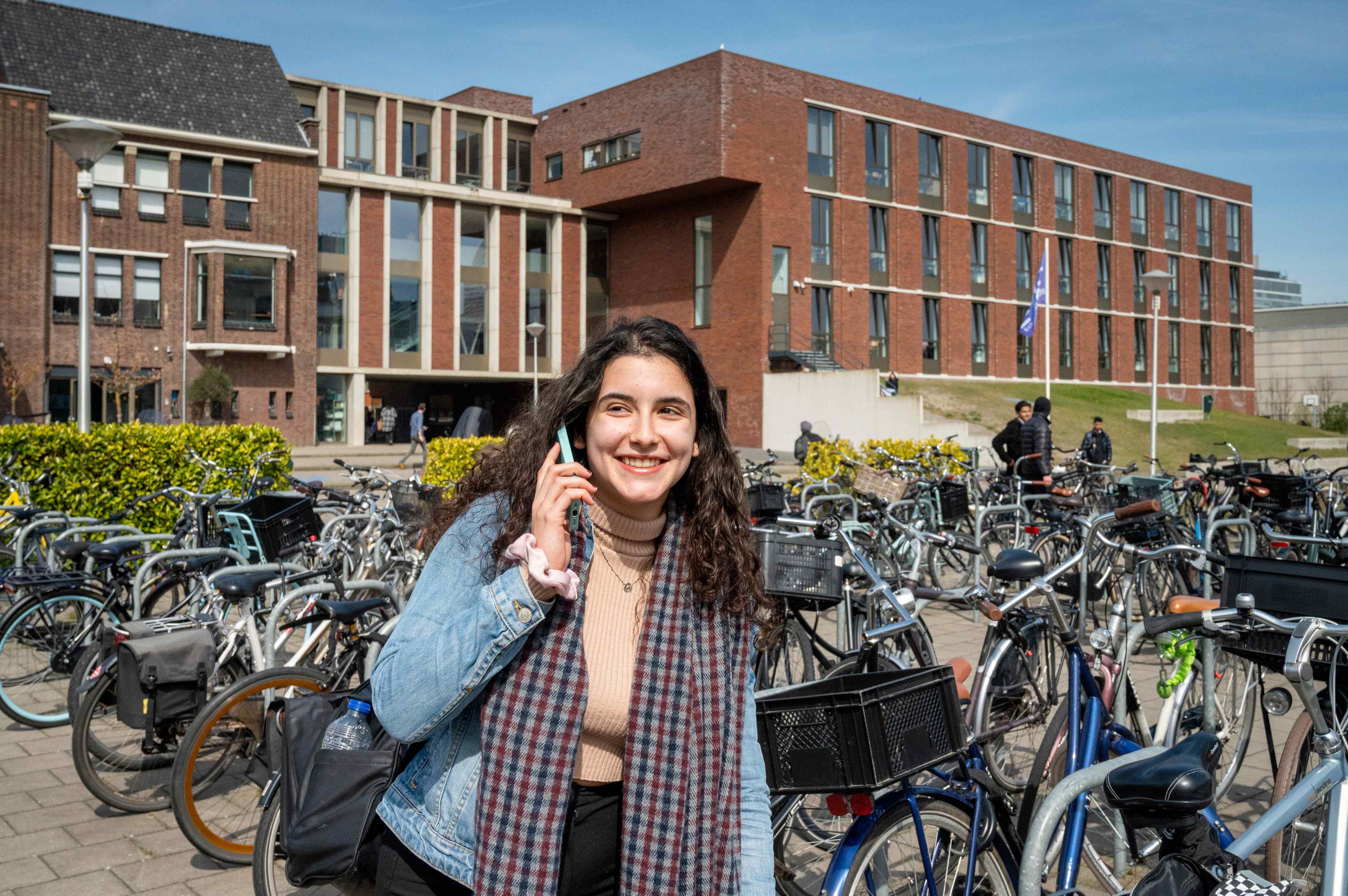 Student met mobieltje